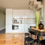 Host Wise - Modern Design Duplex W Balcony *