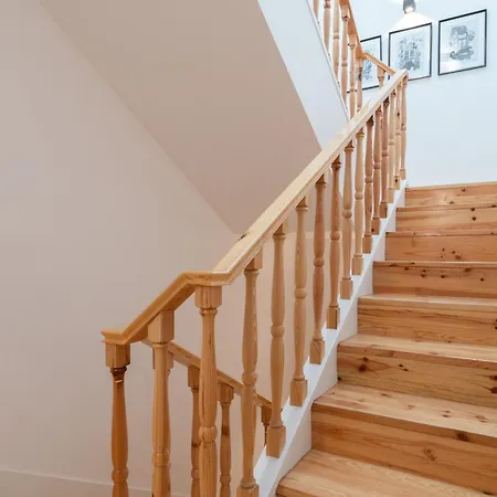 Host Wise - Modern Design Duplex W Balcony Apartament *