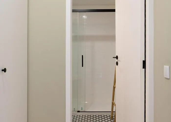 Host Wise - Modern Design Duplex W Balcony Apartment